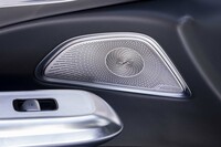 「メルセデス・ベンツE300エクスクルーシブ」には、17基のスピーカーと振動シートを組み合わせた「Burmester 4Dサラウンドサウンドシステム」が装備されており、今回の取材では、静かな車内空間で上質な音楽をたのしむことができた。