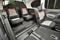 3列目のシート形状は2列目にも見劣りしない。足元空間が十分に確保されているほか、ホイールハウスの張り出し（カップホルダー付き）が立派なアームレストになる。