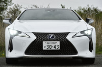 「LC」の発売は2017年3月。50台の月販目標に対し、およそ1カ月後の受注は約1800台に達したという。その内訳は「LC500」が約1000台で、「LC500h」が約800台。