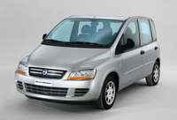 2004年にマイナーチェンジされた「ムルティプラ」。フィアットの同時代車「プント」や「スティーロ」などに通じる無難な顔つきとなった。