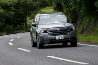 「S：HEV」モデルのカタログ燃費は「プレミアム」が18.4km/リッター、「X-BREAK」が18.8km/リッター。ライバルのミドルクラスSUVと比較すると、トヨタのハイブリッド四駆には一歩ゆずるが、「日産エクストレイル」の「e-4ORCE」車とは同等か、こちらのほうがちょっと上、といった具合だ。（いずれもWLTCモード）