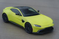 「DB11」に続く、アストンマーティンの新世代製品群第2弾として登場した新型「ヴァンテージ」。2017年11月21日に、日本を含む世界6カ国で同時公開された。