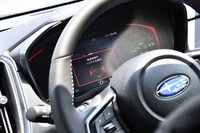 「ドライバー異常時対応システム」が働くとメーターパネルは赤く発光。最終的に、システムは自動で車両を停車へと導き、周囲に緊急事態の発生を告知する。