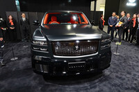 トヨタグループの展示エリアのなかでも、センチュリーのブースは窓付きの壁でほかとは仕切られていた。内部は黒一色で、床にはじゅうたんが敷かれ、とにかく世界観の演出が徹底されていたのだ。