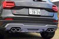 リアビューのアクセントとなっている4本出しのマフラー。サウンドジェネレーターをオフにしても十分にスポーティーな音を奏でる。