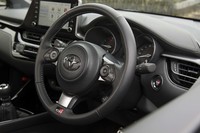 本革巻きのステアリングホイール。3本スポークの小径タイプで、下端には「GR」のエンブレムが装着される。