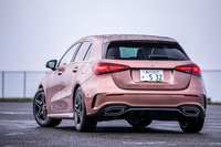 現行型「Aクラス」は4代目にあたり、日本には2018年10月に登場。今回は1.3リッター直4ターボエンジンを搭載する「180」のマイナーチェンジ版に試乗した。車両本体価格は498万円。