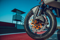 タイヤには公道走行とサーキット走行の両方に使用できる「ミシュラン・パワーGP」を採用。サイズは前が120/70ZR17、後ろが200/55ZR17だ。