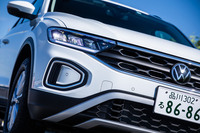 「TSIアクティブ」には、ハイトコントロール機能付きのLEDヘッドランプを標準で装備。ランプユニット下部に備わるデイタイムランニングライトは、ターンシグナルとしても機能する。前後のバンパーデザインがリニューアルされたのも、マイナーチェンジモデルの特徴だ。