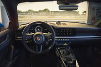 「911 GT3」のインテリア。ハンドル位置は左右から選択できる。