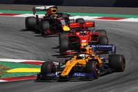 マクラーレンから今季デビューしたランド・ノリス（写真前）。現役最年少19歳ながら、予選Q3進出の常連となり、チームのコンストラクターズランキング4位に貢献している。チームメイトのカルロス・サインツJr.とともに来季残留することが決まっている。（Photo=McLaren）