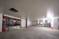 クリーンルームの天井には、清浄な空気を送り込むダクトと吹き出し口が設けられている。