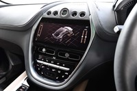 センターの10.25インチディスプレイにオフロード走行時に役立つ傾斜角や前輪の蛇角を表示した様子。上方に見える丸いボタンは、エンジンスターターとシフトセレクター。