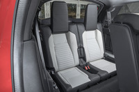 3列目シート使用時の様子。フロアに近い位置に座面があるため、ひざを抱えた格好で座ることになる。