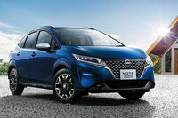 純正カスタマイズモデルの「ノートAUTECHクロスオーバー」。最低地上高はFF車で145mm、4WD車で150mmと標準車より25mm高められており、当然ながら足まわりには専用のセッティングが施される。