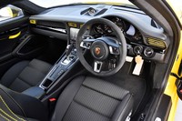 試乗車のインテリアは、レーシングイエローの差し色でドレスアップされていた。アルカンターラ仕上げのステアリングホイールとシフトレバーはセットで14万円のオプション。