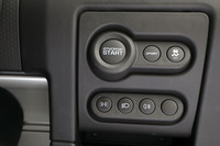 ダッシュボード右側の操作パネルに組み込まれた「ロータス・ダイナミックパフォーマンスマネジメント（Lotus DPM）」のスイッチ。「DRIVE」「SPORT」「ESP OFF」の3つのモードが用意されている。