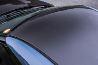 カーボン製ルーフは、軽量化を重視した平織りカーボン素材と低比重素材のサンドイッチ構造。PCM（Prepreg Compression Molding）工法を採用することにより、ルーフの平滑性を保ち表面品質を確保したという。