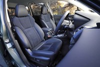 ウルトラスエードと本革のコンビ表皮にはシルバーステッチが施される。8ウェイの電動調整機構やシートヒーターも標準装備。