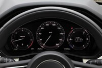 「XD／Sパッケージ」以外のグレードに装備される、12.3インチのフル液晶メーター。「XD」以外のグレードでは、フロントガラス照射タイプのカラーヘッドアップディスプレイも装備される。