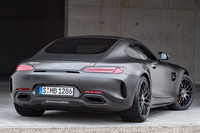 「メルセデスAMG GT」では、リアまわりの左右が丸く、大きく削られ、下部も内側に丸く収められている。サイドの下端も同様に、内側に折り込まれている。