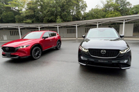 写真左が現行型で右が新型。マツダの命運を握るモデルだけに期待したいところだ。