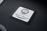 エンジンの組み立てを担当したスタッフの名が書かれたプレート。メルセデスAMGでは、一基のエンジンを一人のスタッフが組み立てる、“ワンマン・ワンエンジン”の体制がとられている。