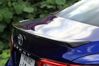 控えめなデザインの固定式となる「リアスポイラー」も「カムリWS」の専用装備。ツートンカラーを選ぶと、リアスポイラーもブラックとなる。