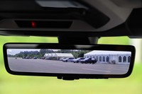 後方の様子をカメラ映像で表示する「スマートリアビューミラー」も、一部グレードにオプションとして用意される。