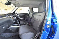 前席は座面も背もたれも大きく、厚い。ホールド性と快適性がほどよく両立している。