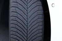 「クロスクライメート3」と「クロスクライメート3スポーツ」は、いずれも排水性、排雪性向上を狙い「Vシェイプトレッドパターン」にセンターグルーブを追加したデザインに進化。写真はクロスクライメート3スポーツのトレッドパターンで、中央の縦溝が目を引く。