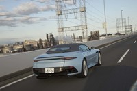 ZF製8段ATはトランスアクスルレイアウトによってリアに搭載される。プロペラシャフトはCFRP製だ。