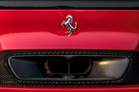 リアの中央に配されたテールパイプ。マフラーはスチールとニッケルの合金製で、音量調整にバイパスバルブを用いることでサイレンサーを省くなど、軽量化も徹底している。