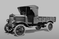 東京瓦斯電気工業の「TGE-A型」（1918年）。軍用保護自動車の認定第1号であると同時に、日本初の純国産トラックとされている。