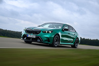 0-100km/h加速のタイムは3.5秒（「ツーリング」は3.6秒）。PHEV化によって500kg近く重くなっているため、実は先代「M5コンペティション」のほうが少しだけ速い（3.3秒）。