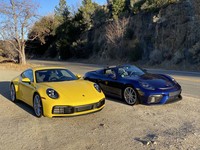 ポルシェのガソリンエンジン車は2モデルがエントリーした。写真左は新型「911」（992型）で、右は著者が試乗した「718スパイダー」。