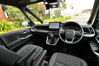 Around the instrument panel, the image has been renewed from the conventional model. There are two types of display audio, a standard specification and a full-featured 