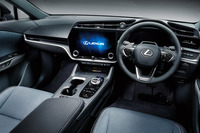 「レクサスRZ450e“ファーストエディション”」のインテリアは、オラージュ＆ブラックの専用色で仕立てられる。