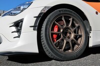 足もとの仕様は、RAYS（レイズ）の鍛造1ピースホイール「ZE40」とミシュランの高性能スポーツタイヤ「パイロットスポーツ5」の組み合わせだ。