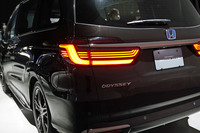 立体的なグラフィックに変更されたリアコンビライト。左右のユニットを結ぶメッキ加飾も施される。