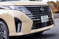 「デジタルVモーショングリル」と呼ばれる最新世代の日産車に共通するデザインが目を引く「セレナ」のフロントフェイス。縦3連のヘッドランプやイルミネーションランプなど、すべてのランプがLED化されている。