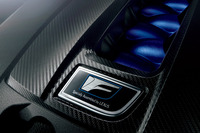 熟練の技術者が手作業でピニオンギアとリングギア間の遊びを調整したと紹介される「RC F“ファイナルエディション”」の5リッターV8エンジン。