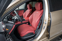 シート表皮はナッパレザーで、AMG専用のダイヤモンドステッチを採用。各席のヘッドレストにはAMGのエンブレムをエンボス加工であしらっており、また前席のバックレストにはAMGのバッジも装着している。