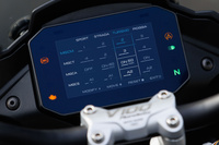 モト・グッツィから新型オートバイ「V100マンデッロ」登場　ハイテク満載の万能マシンの画像