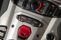 ドライブモードセレクターは、スタート／ストップスイッチカバー（赤い六角形）の上に配置されている。