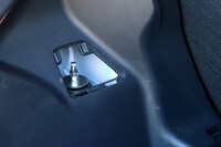 「ヤリス」のジムカーナ用サスペンションは前後ともに単筒式で、1WAY32段階（伸び側）の減衰力調整機構付き。バネレートは前が約8kg/mm、後ろが約5kg/mmである。