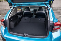 リアシートのバックレストを前方に倒せば、簡単に荷室を拡張できる。床面はほぼフラットな状態に保たれている。