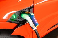 給電口はフロントフェンダー部に配置されている。車体右側が普通充電用で、左側（写真）が急速充電用のもの。