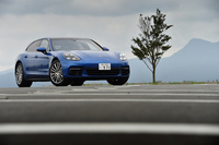 プラグインハイブリッド機構を搭載したグレードとしては、今回試乗した「パナメーラ4 Eハイブリッド スポーツツーリスモ」のほかに、680psのシステム最高出力を誇る「パナメーラ ターボS Eハイブリッド スポーツツーリスモ」も用意されている。