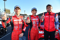 シーズン初勝利を喜ぶ、（写真左から）ロニー・クインタレッリ、松田次生、そしてNISMOの鈴木 豊監督。